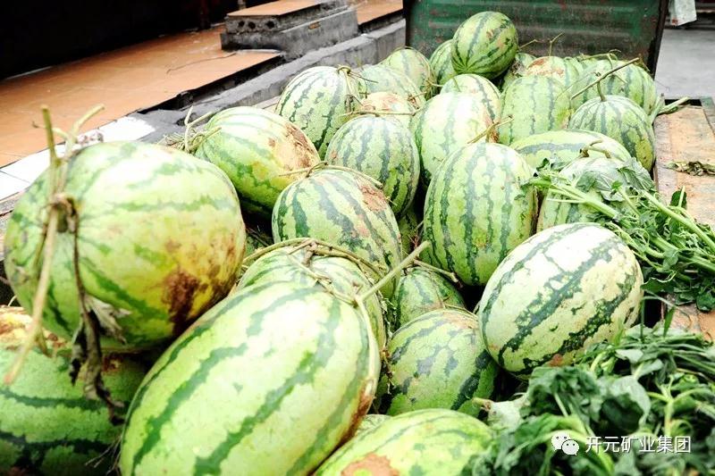 買(mǎi)下一整車(chē)西瓜，讓瓜農早點(diǎn)回家