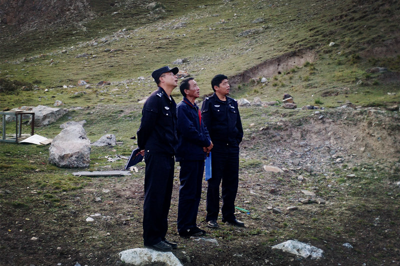 興?？h公安局治安大隊到銅鑫公司例行安全專(zhuān)項檢查